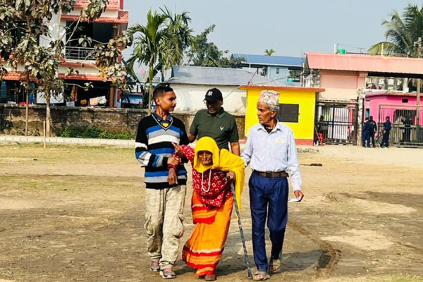 झापामा १०४ वर्षकी ज्येष्ठ नागरिकले पनि गरिन् मतदान